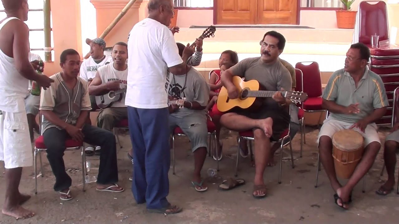 Bapa radja dan anak2 negeri ada menjanji lagu2 Allang - Allang natal se dunia 2010