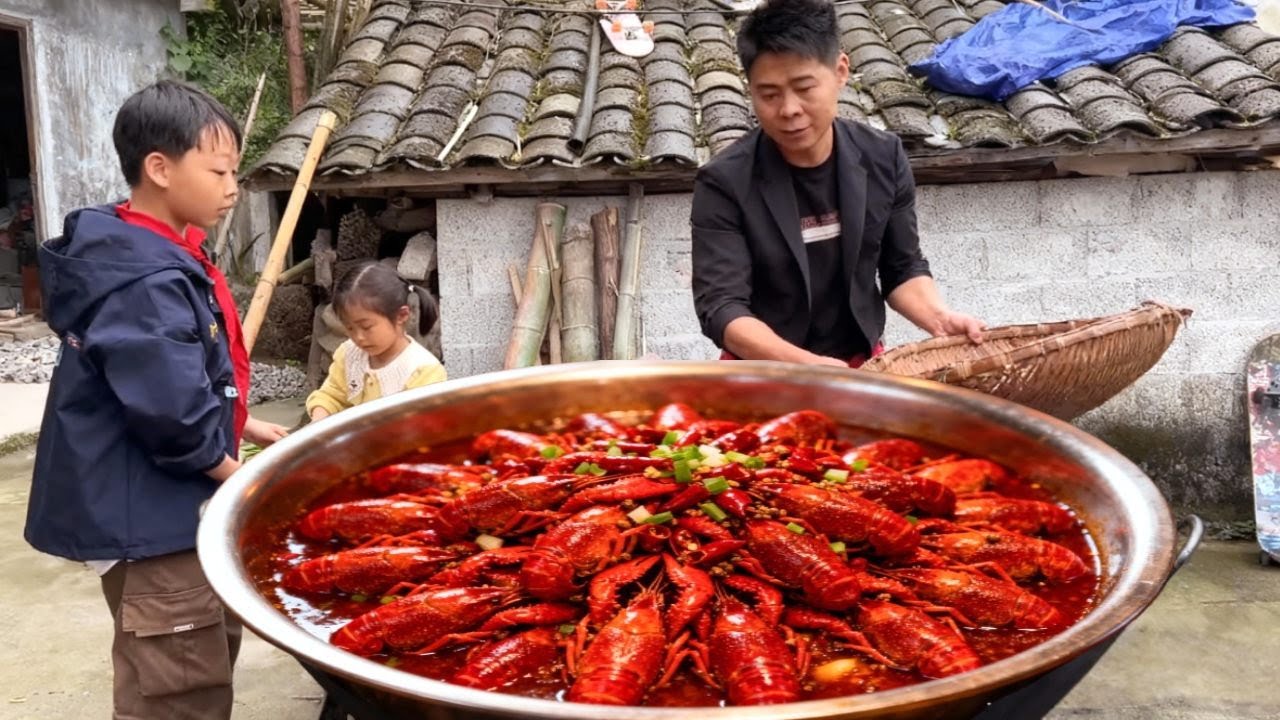 单亲爸爸独自带娃，给孩子们做好吃的麻辣小龙虾，看起来太美味了！#农村生活 #记录农村生活
