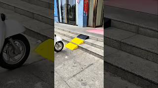 A scooter ficou presa no truque inteligente da mãe! Reviravolta divertida 😱🛵✨