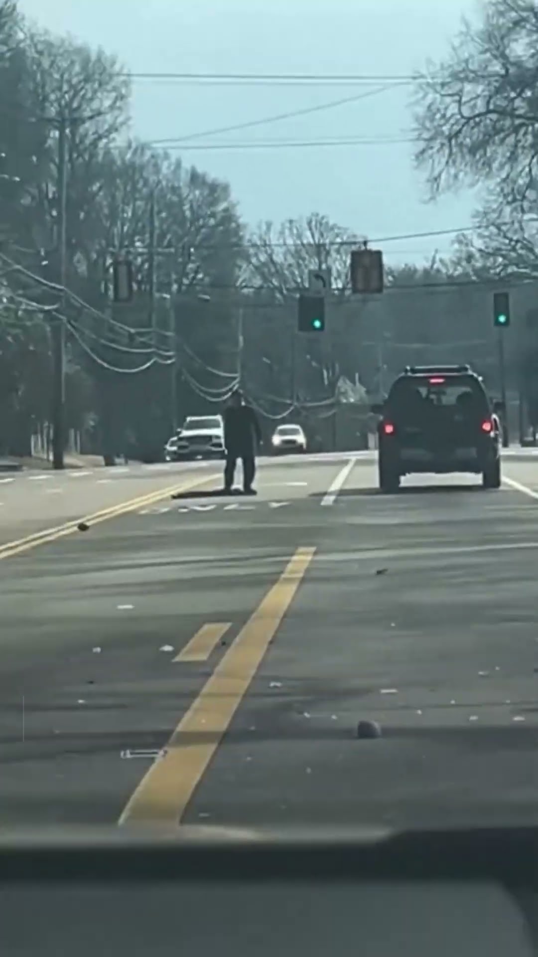 Captan un episodio de ira al volante con un hacha | Noticias Telemundo