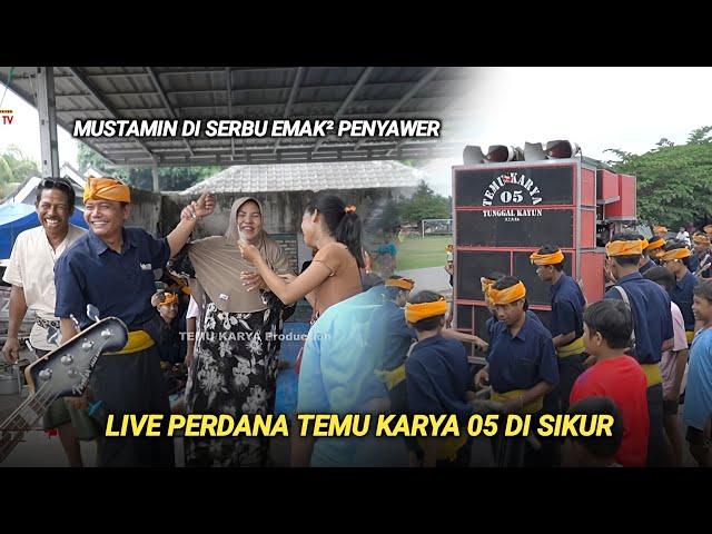 Live perdana Temu karya 05 di sikur_Mustamin lansung di serbu para emak emak penyawer class=