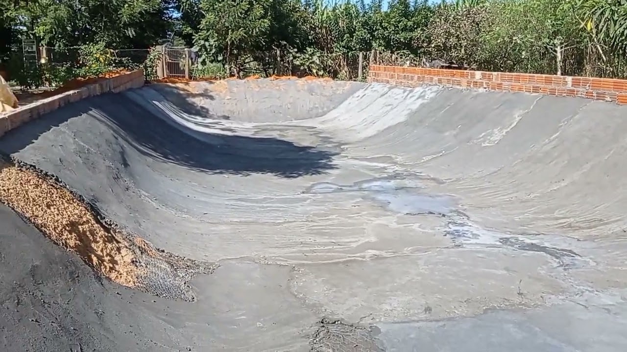 TANQUE ESCAVADO. MAIS UMA CONQUISTA DO NOSSO SÍTIO. TANQUE PARA CRIAÇÃO DE PEIXES.