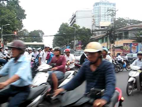 Vidéo: Traverser La Rue à Ho Chi Minh-Ville Est Terrifiant