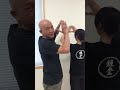 【足のつり撃退】手を三角にするのがコツ！寝る前3つの伸展