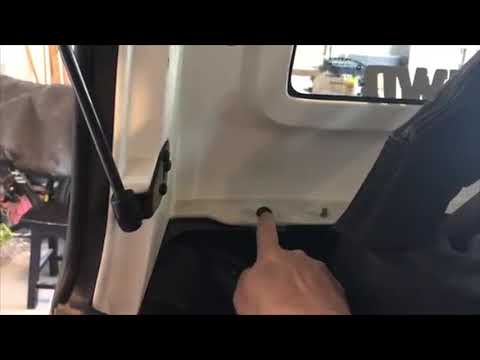 Video: Bolehkah anda meletakkan bahagian atas lembut di Jeep hardtop?