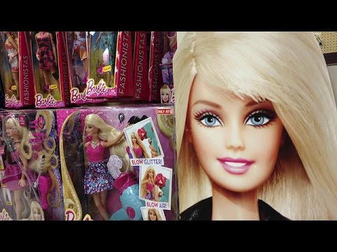 Video: Černý Model Je Totožný S Panenkou Barbie