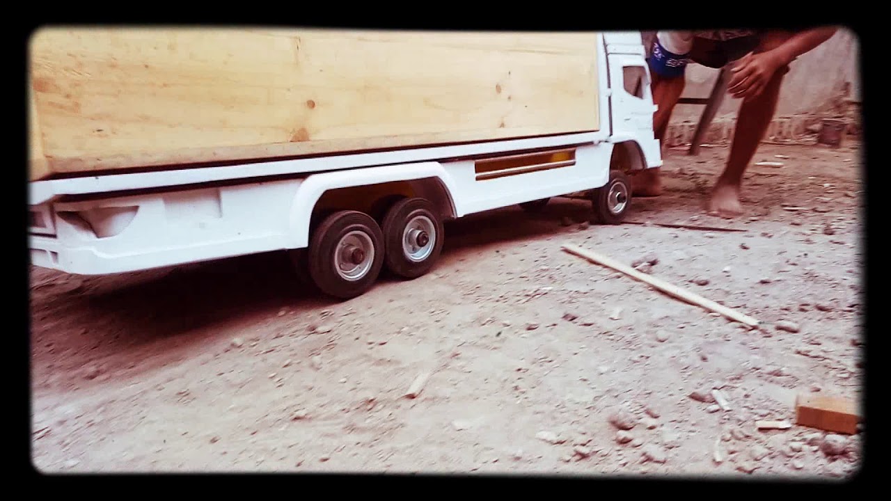 Miniatur truk  Fuso  oleng  muatan berat hehe YouTube