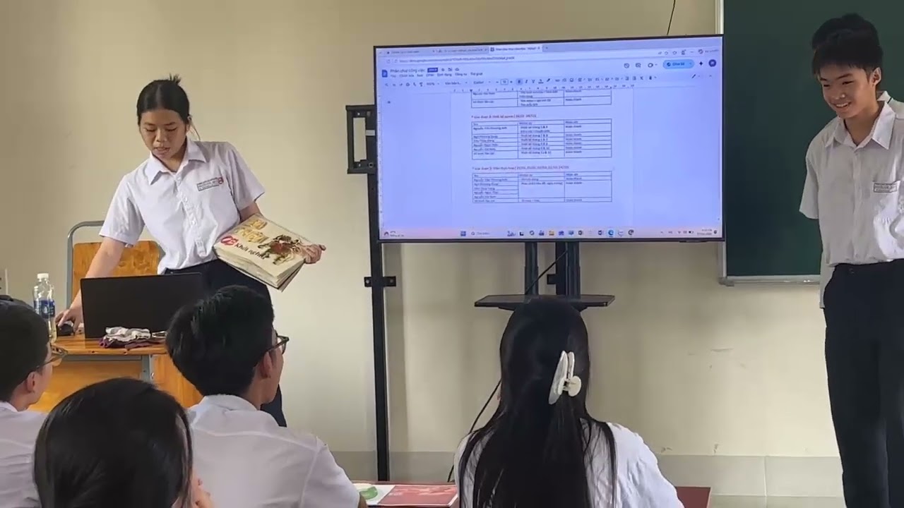 thuyết minh về cách làm cuốn lịch Di sản  lớp 11A1  Nguyễn Huệ