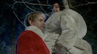 Weihnachtsmann und ein Schneemann in Flagranti erwischt