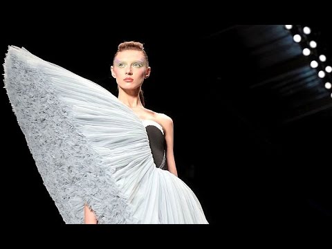 Viktor & Rolf | Spring Summer 2010 Full Fashion Show | Exclusive - YouTube