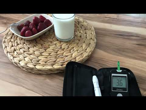 Низкий сахар на #кето #lchf 🥛🍓Пью кефир и ем клубнику на #кетопитание #диабет #инсулин #глюкометр