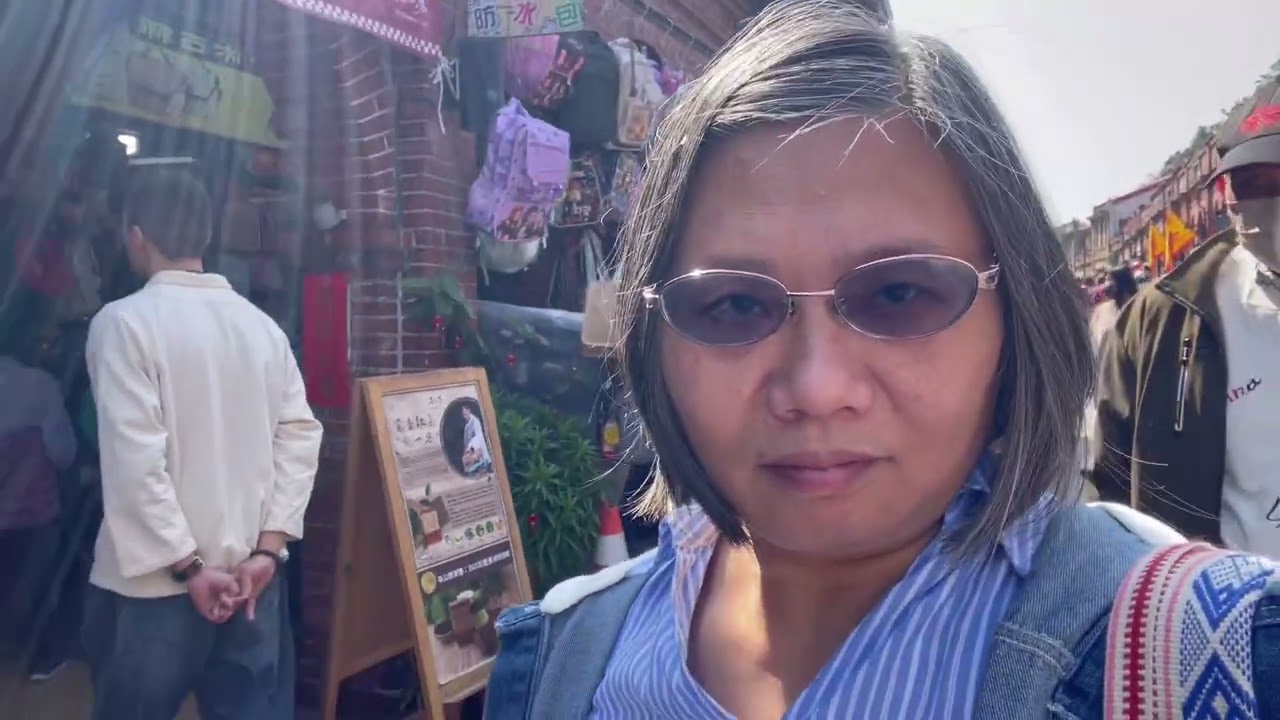 今天是2月21日，禮拜六，大年初五。我跟大姐一起來三峽老街走走逛逛，過年期間，三峽老街人真多，很熱鬧，很多賣吃的都要排隊。我們看到漂亮的櫻花，我們拍了照片，吃了地瓜……