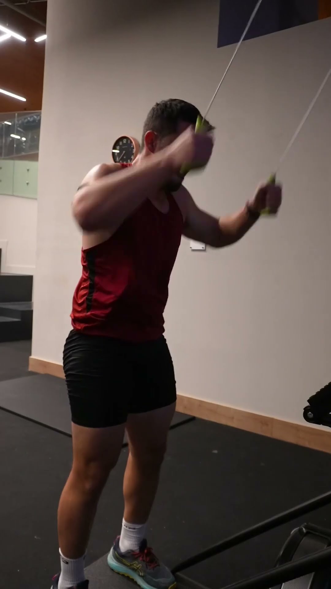 ¿CONOCES ESTE DEPORTE? ?Es un tipo de competición que mezcla ejercicios de fuerza y cardio ?‍♂️