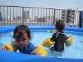 双子のヒデタカ1歳4か月プール遊び♪