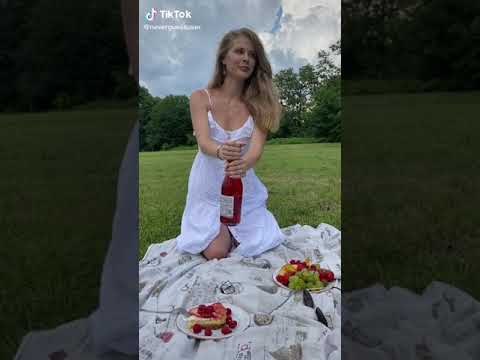 طعام رومنسي على قمة جبل شرب النبيذ الفنان ميس العراقية