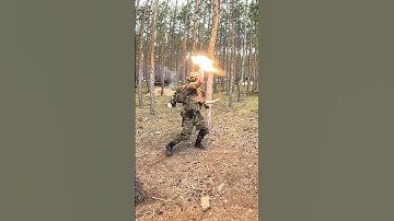 Hij blies bijna zijn hand eraf 😱💥💣 #shorts