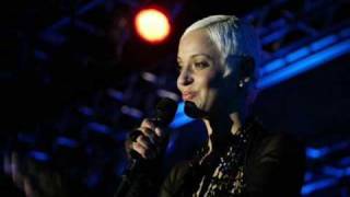 Video voorbeeld van "Mariza - 'Há uma Música do Povo' (Live at Sydney Opera House 2006)"