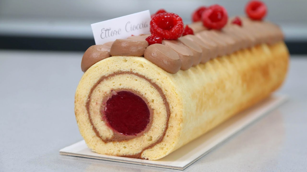 Bizcocho enrollado de chocolate y frambuesa / Chocolate and raspberry rolled cake
