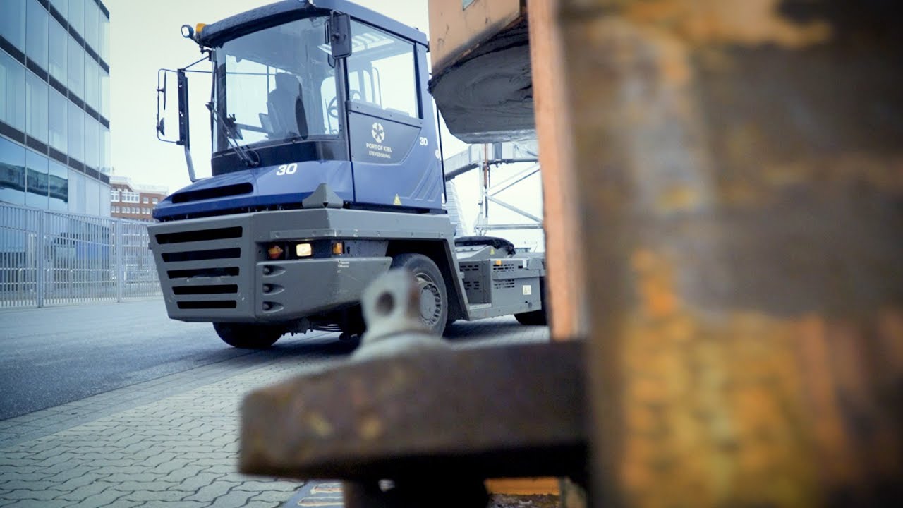 Tugmaster - Job Zugmaschinenführer - YouTube