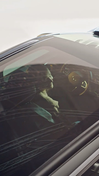 ID.7 Smart Glass: The car that opens up the world – with Panoramic Sunroof Smart Glass feature.