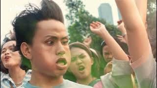 Jangan sampai bau badanmu ganggu momen konser. Pakai Rexona!