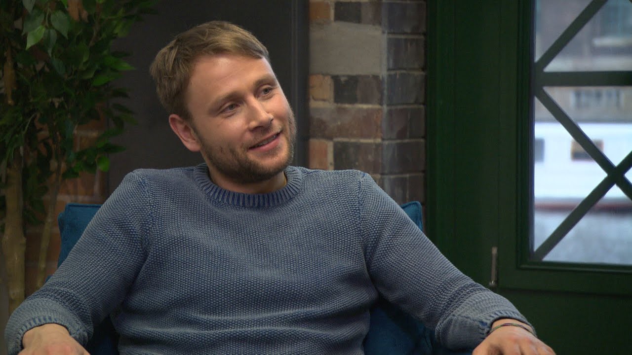 Riemelt habla de la segunda temporada de Sense8 - YouTube