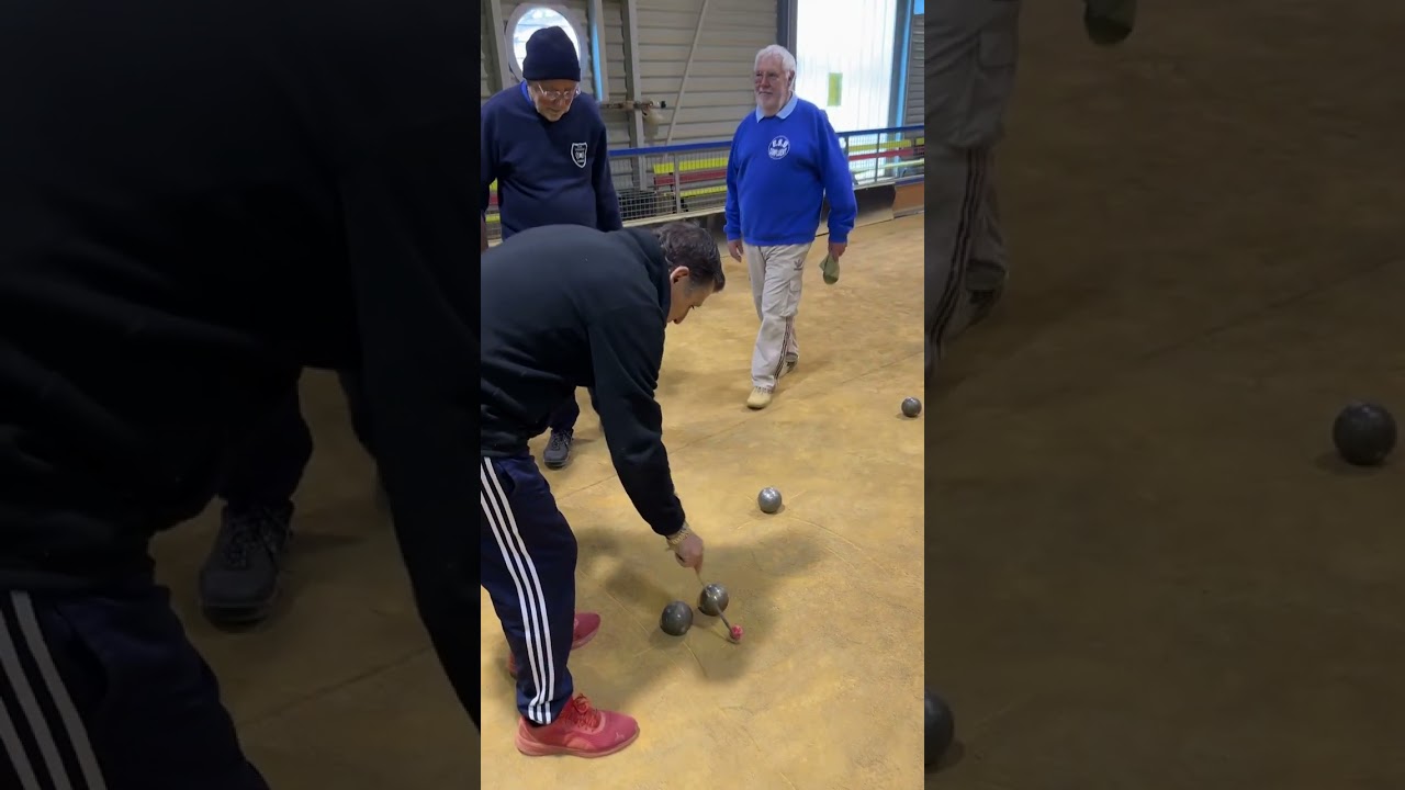 Miniature de la vidéo : My first time playing Boule Lyonnaise in Toulouse. Very different to Pètanque!