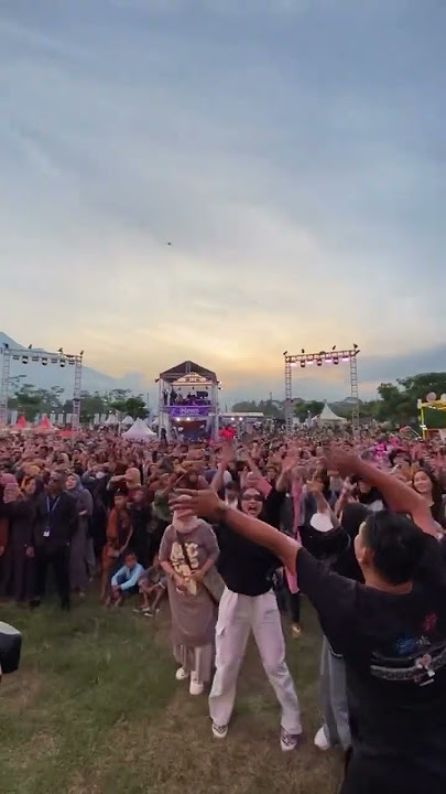 jogetan pergi pagi pulang pagi #armada #liveonstage