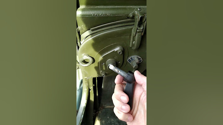 Запуск двигателя старого Jeep Willys MC (M38) изготовленного между 1949 и 1952 годами