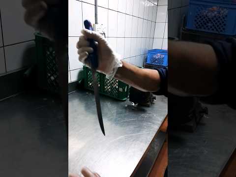 سن السكاكين باتجاه عكسي حرك يدك بهدوء وبدون توتر