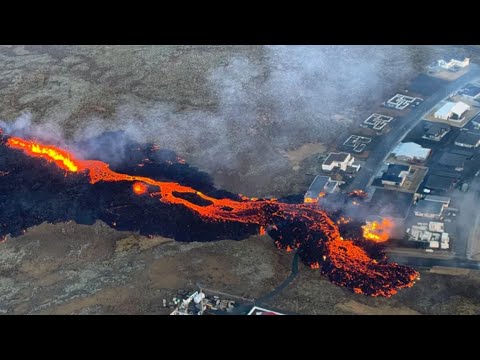 Раскаленная лава накрывает дома. Жители Гриндавика срочно эвакуированы из-за извержения вулкана