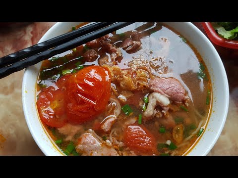 Bún Riêu อาหารเวียดนาม คือ ขนมจีนซุปมะเขือเทศ มีทั้งหมูทั้งเนื้อ