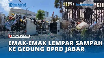 Emak emak Lempar Sampah ke Gedung DPRD Jabar