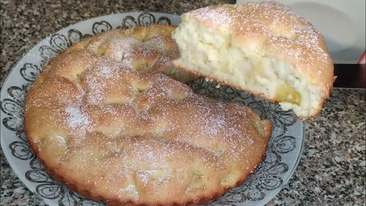 Пышная шарлотка без миксера. Яблочная шарлотка с рисовой мукой. Королевская шарлотка. Шарлотка рецепт из яблок классический в духовке на кефире. Шарлотка в духовке с яблоками без миксера.