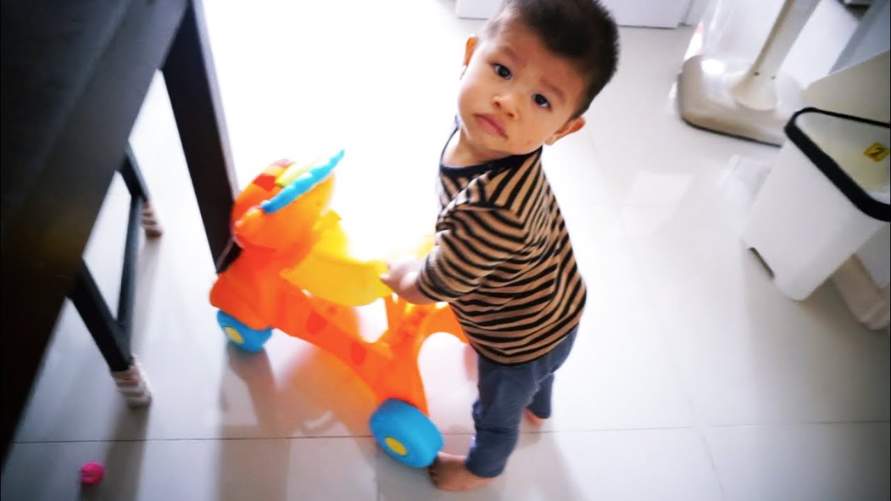ลูก 1 ขวบ 1 เดือน ยังไม่เดิน ยังพอใจกับการคลาน ไปไหนมาไหนเอง