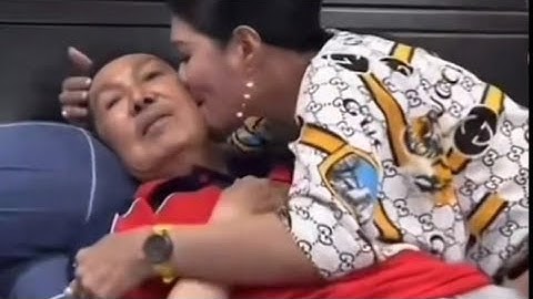 Ngọc Huyền ôm hôn Vũ Linh lần cuối trên giường bệnh.