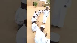 ماشاء الله طفل سوداني من احد الخلاوي يدرس تلاميذ شاهد كيف حفظه للقرآن الكريم