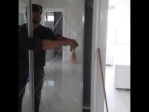Video: Parlak Gardırop (54 Fotoğraf): Koridorda Aynalı Beyaz Ve Siyah Parlak
