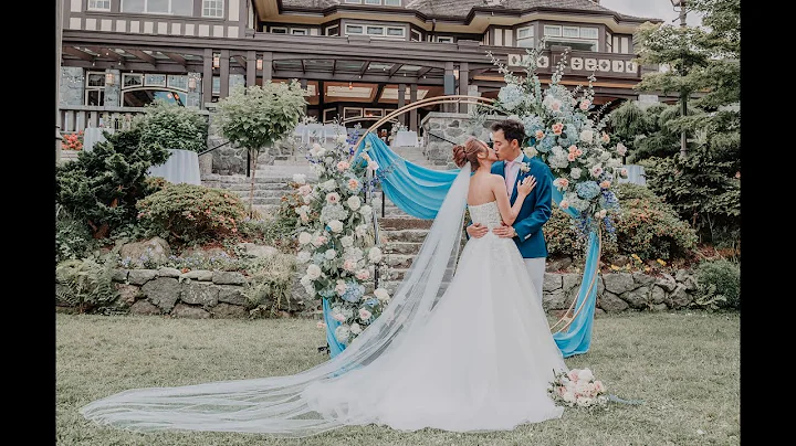 Stylish wedding at a heritage Vancouver wedding ve...