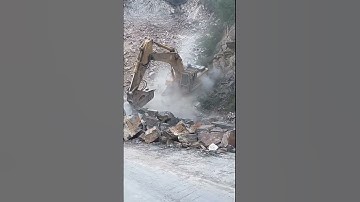 Máy xúc trượt từ trên núi cao. Nguy hiểm quá #excavat #xuhuong #nguyhiem #youtubeshorts #hitachi