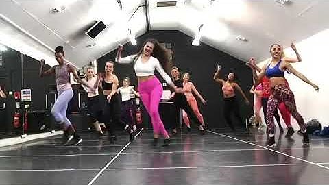 Samba de Rainha _ Brazilian Samba Class _ the one with “Suingue de Samba”