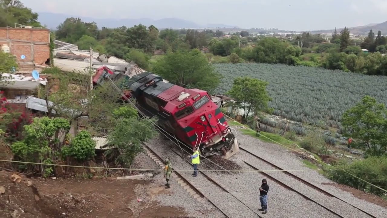 รถไฟตกรางชนบ้านเรือนริมทางในเม็กซิโก - YouTube รถไฟตกรางชนบ้านเรือนริมทางในเม็กซิโก - Youtube