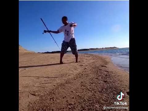 أقوى رمية ممكن تشاهدها في حياتك Watch How Professional Fisherman Cast His Bait