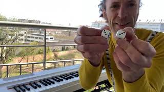 International Piano Day : dices decide on the piano improvisation