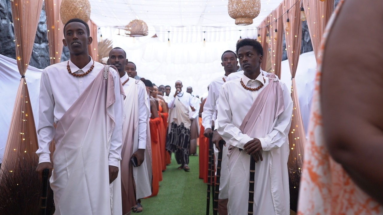 Byanyuze Benshi! Nziza Francis Aririmba Gakondo Mu Gusaba kwa Gloria