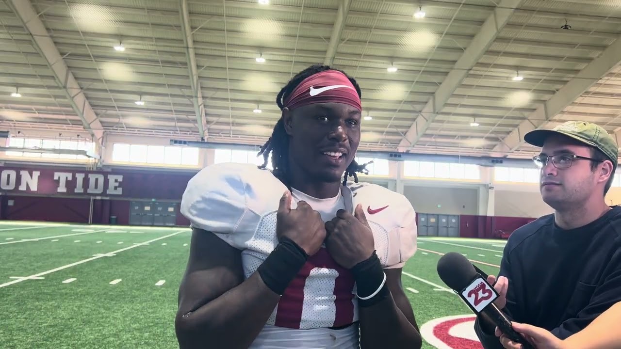 Полузащитник Алабамы Деонтей Лоусон перед игрой LSU