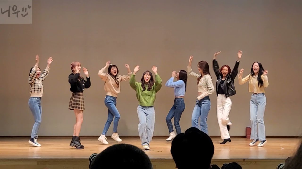 시에스타 키링파트 듣고 행복해하는 위키미키 - 211210 위키미키(WekiMeki) 비트로드 팬사인회