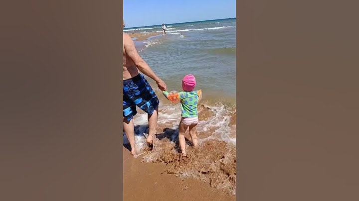 Вот так нужно заходить в море! 😜😂🤣папа вам не мама 👩😁😆#чудо-девочка