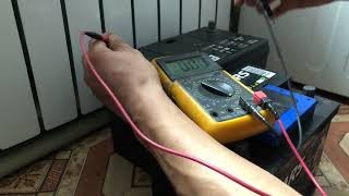 Проверка заряда  аккумулятора (акб) в домашних условиях мультиметором (тестер). Checking the battery