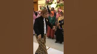 PENARI CUCUK LAMPAH KIRAB PENGANTIN ADAT JAWA ❤️ . PENARI GANTENG SIGIT SANDRIAN